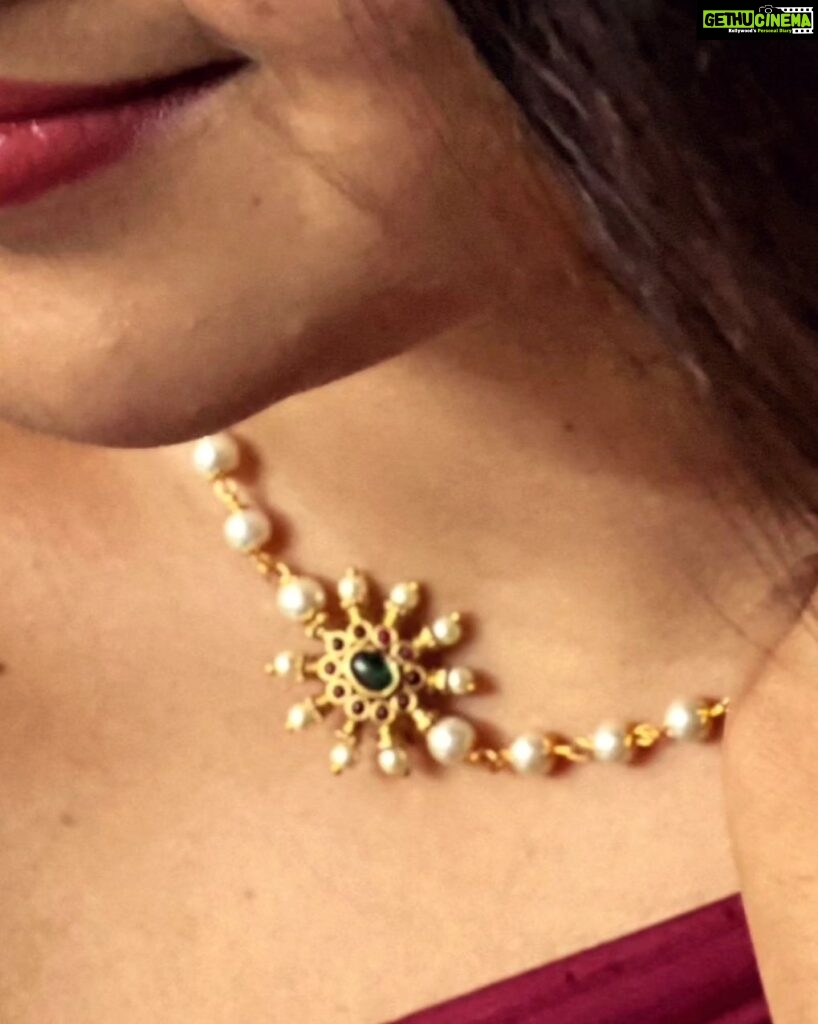 Samskruthy Shenoy Instagram - Simplicity is the ultimate sophistication ❤ Isn't this beautiful neckpiece from @kanakadhara_jewellery beautiful? 😍 #kanakadharajewellery #samskruthyshenoy #samskruthy #simplicity #sareelove #jewellerycollection #instamalayalam #instatamil