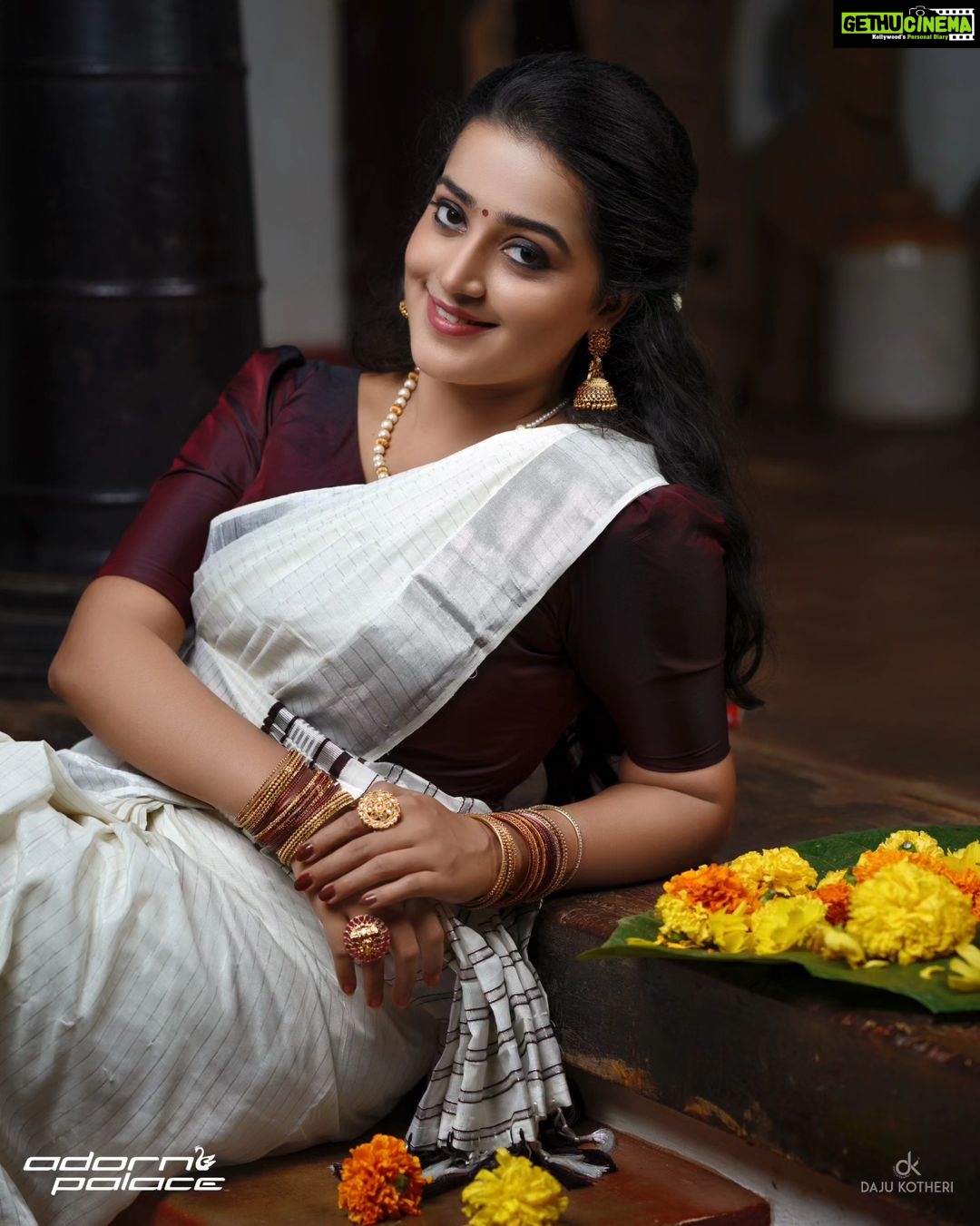Samskruthy Shenoy Instagram - ๐ธ๐ค๐ธ Costume & jewellery - @adorn_perumbavoor Makeup - @aswathi_sasidharan__ @beleza_studio_academy Hairstyle - @sajeesh_s_0619_make_over PC - @dk_dajukotheri #OnamCelebrations #onam2023 #onamseries #onamvibes #keralagram #keralasaree #keralatalents #traditionalattire #adornperumbavoor #adornbridalhub #dkphotography #samskruthyshenoy #samskruthy Iringole Naganchery Mana Ecco Tourist Villeage