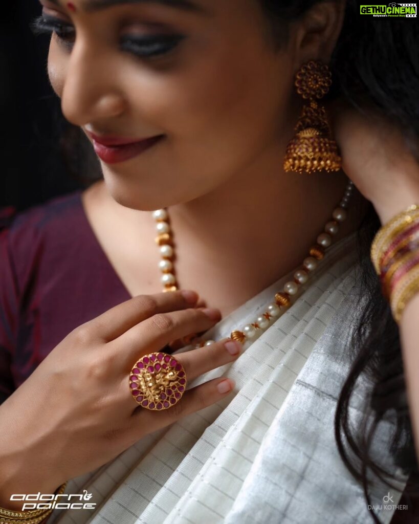 Samskruthy Shenoy Instagram - No indian girl can ever say no to the magic of saree ❤ PC - @dk_dajukotheri Costume & jewellery - @adorn_perumbavoor Makeup - @aswathi_sasidharan__ @beleza_studio_academy Hairstyle - @sajeesh_s_0619_make_over #OnamCelebrations #onam2023 #onamseries #onamvibes #adornperumbavoor #adornbridalhub #belezastudioacademy #samskruthyshenoy #samskruthy #keralagram #keralatalents #traditionalattire #traditionalsaree #keralasaree #loveforsaree Iringole Naganchery Mana Ecco Tourist Villeage