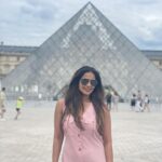 Samyuktha Shanmughanathan Instagram - oui! Amour fou ♥️ on the streets of Paris 🥰 Holiday partner : @gtholidays.in
