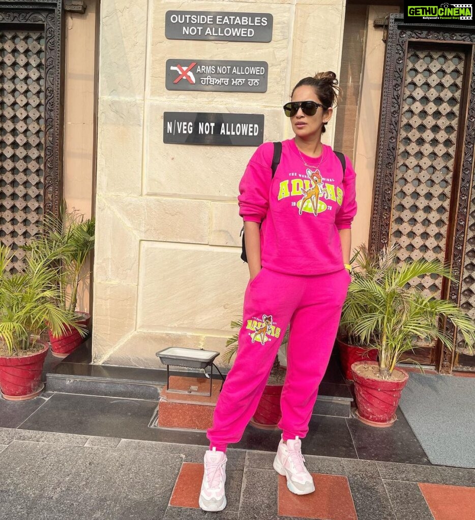 Samyuktha Shanmughanathan Instagram - When you have gangster vibes , but in pink 💕