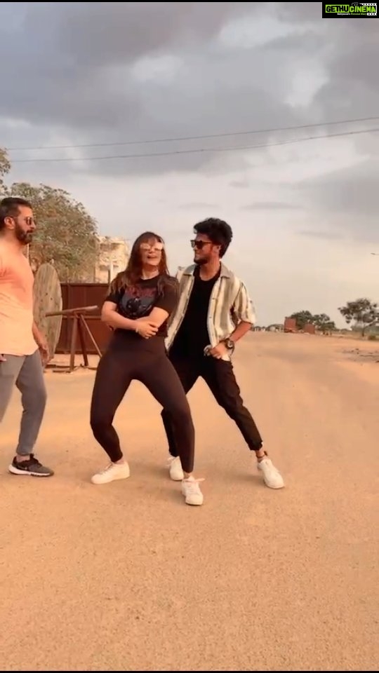 Samyuktha Shanmughanathan Instagram - Back at it ! .. with my darlings❤️❤️ @jithanramesh_official @samyuktha_shan Guys Remix this choreography and tag us! Best remixes will be shared 😍❤️