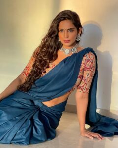 Samyuktha Shanmughanathan Instagram - iPhone clicks, no edits just some magical sunlight ♥️
@thestoryteller_india @vedya.hmua