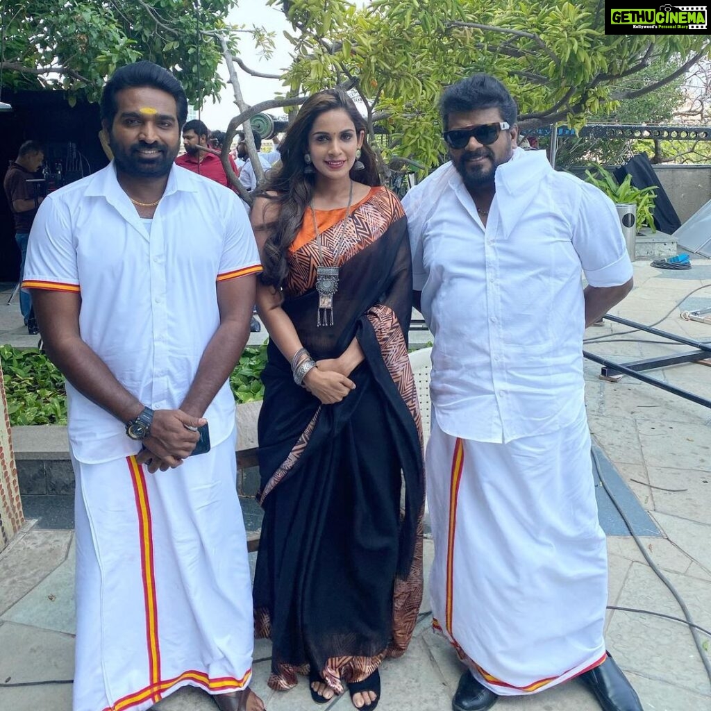 Samyuktha Shanmughanathan Instagram - Photo dump from the sets of Tughlaq Darbar, was so amazing working with this super cool team for my first ever Tamil movie ♥️ with my most favorite actor @actorvijaysethupathi Thank you @delhiprasad_deenadayal sir and the entire team @poongodikandhan. Looking forward to the premiere ♥️