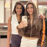 Samyuktha Shanmughanathan Instagram – Dxb day 4 a little shopping, a little asumement parking , a little girls nighting 🤩 perf ♥️🤗