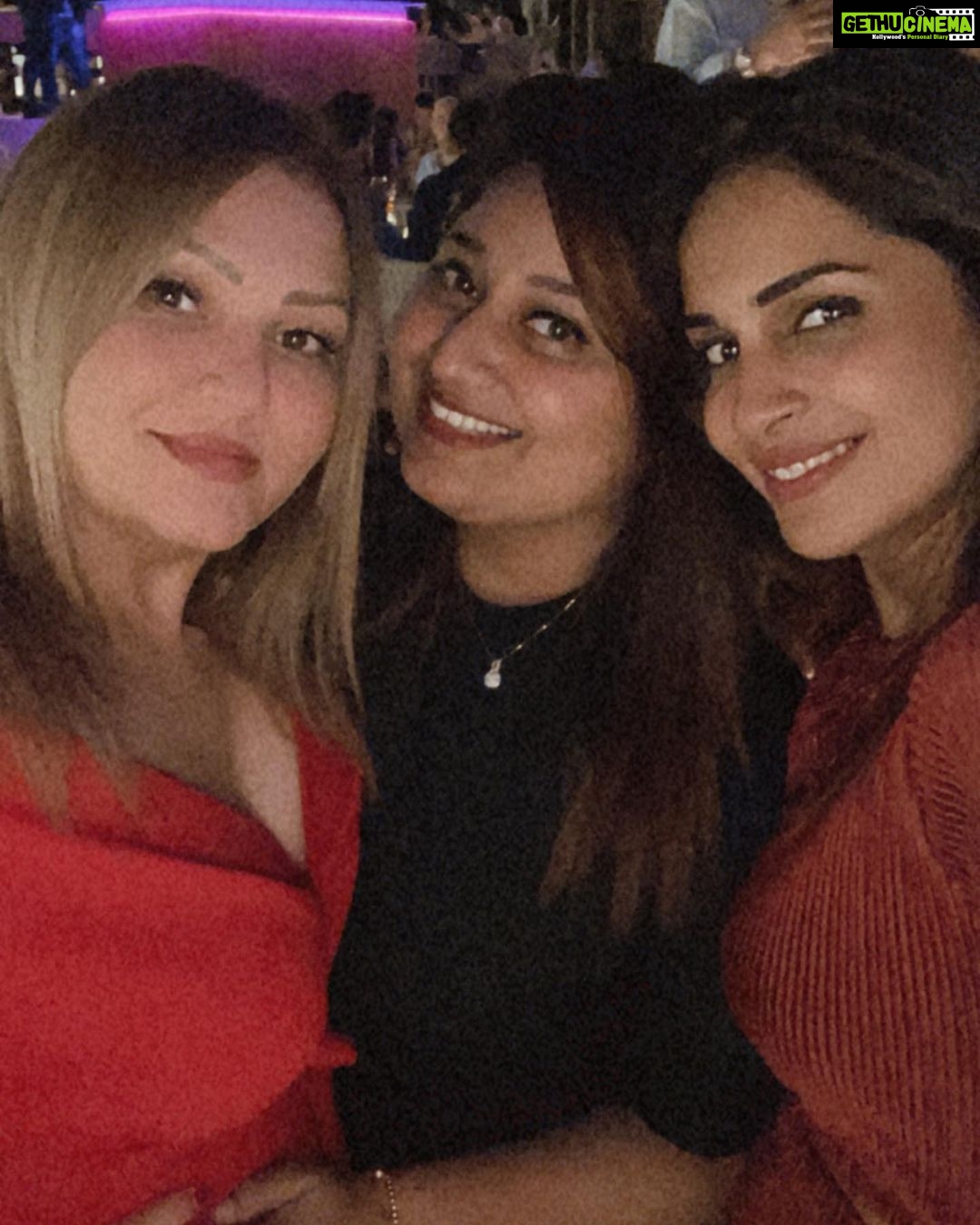 Samyuktha Shanmughanathan Instagram - DXB day 2 , just some casual shopping and great night out with the girls ♥️🤗 .. well deserved vacation 🥰🥰 Dubai, United Arab Emiratesدبي