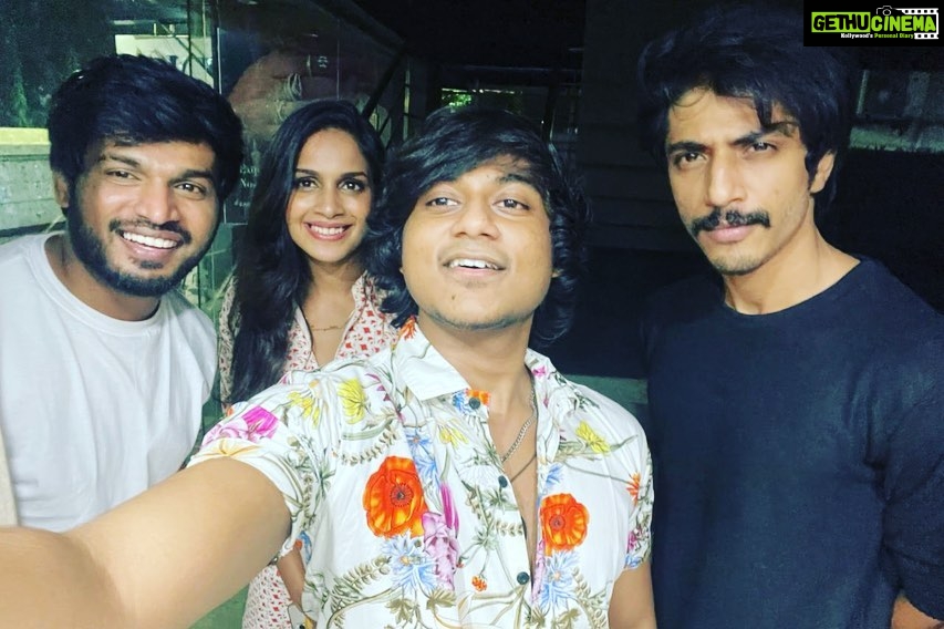 Samyuktha Shanmughanathan Instagram - Celebrating @rakshan_vj on ur new single ‘ enna vazkha da!’ Super cool video, congratulations 🎉 check it out! Link in my story 📷 @arunprasath_photography @vbzu P.S photobomber @shariqqqq777 thank you 😁