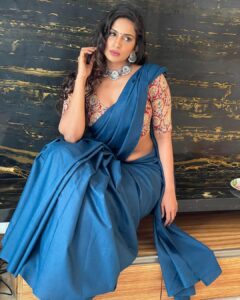 Samyuktha Shanmughanathan Instagram - iPhone clicks, no edits just some magical sunlight ♥️
@thestoryteller_india @vedya.hmua