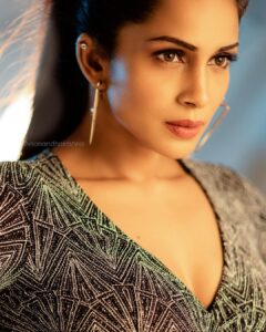 Samyuktha Shanmughanathan Instagram - 900k insta fam!! 
I love love you guys!! ♥️♥️♥️♥️
Thank you for always supporting and cheering for me 🤗🤗
At the age of 35 and with a lil baby boy in my arm, I have had to rebuild my life all over again from scratch.
I m so overwhelmed by the kind of  love & support I get from  you guys..totally unexpected ..
thank you for standing by me.. grateful  forever ♥️♥️♥️
The picture photographed by @v.s.anandhakrishna is definitely one of my favorites. 
Feels like the picture says; 
come on now! You got this! #courage