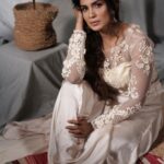 Samyuktha Shanmughanathan Instagram - Take time to chill 😋🥰 @nallisilksarees @nallifashions ♥️