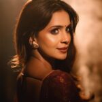 Samyuktha Shanmughanathan Instagram – One of my favorite clicks in the recent times. What do you think ? 

Concept : @shamini_shankar_official 
Photographer: @murlee_photography
MUA : @lakmeacademychennai @ramyaa_makeupartistry 
Saree: @shri_she