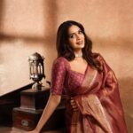 Samyuktha Shanmughanathan Instagram – Nothing brings out feminine  energy like a saree does ♥️

CONCEPTS : @shamini_shankar_official 
Photographer: @murlee_photography 
MUA : @lakmeacademychennai @ramyaa_makeupartistry 
Saree: @shri_she
