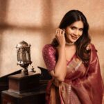 Samyuktha Shanmughanathan Instagram – Nothing brings out feminine  energy like a saree does ♥️

CONCEPTS : @shamini_shankar_official 
Photographer: @murlee_photography 
MUA : @lakmeacademychennai @ramyaa_makeupartistry 
Saree: @shri_she