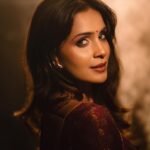 Samyuktha Shanmughanathan Instagram – One of my favorite clicks in the recent times. What do you think ? 

Concept : @shamini_shankar_official 
Photographer: @murlee_photography
MUA : @lakmeacademychennai @ramyaa_makeupartistry 
Saree: @shri_she