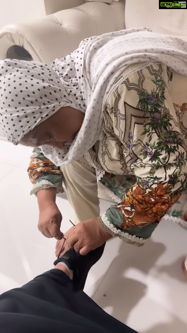Sana Khan Instagram - My mom tying my shoe lace so I can go for walk š¤°š¼ There is no love more honest and selfless than a motherās love. Had to post this coz we always forget the love n sacrifices they make for usš„¹ No matter how old ur u will always be a chota bacha for them š¶ Ps: Canāt even bend down to tie my laces I was crying then n even now while I m writing this watching this video. Canāt wait to give the same love back to my child and I truly truly hope to be atleast half as her š¤²š» #sanakhan #momlove #alhamdulillah #allahkineymat #pregnancy #life