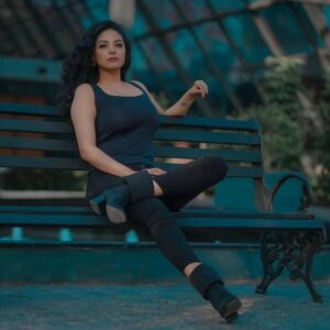 Sanam Shetty Instagram - Get grooovinnn🖤 . . . Click @_thirdeyeweddings01_ Edit @thejan__ Makeup @diyamakeover_ Hair @madhuzartistry Venue @darzaluxuryresorts #tgif #funfriday