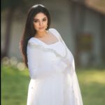 Sanam Shetty Instagram – White Wednesday 🤍
.
.
.
Outfit & Styling @ival.amali 
Photography @adam_kae @arvinthiyer
MUH @monz_makeover 
Venue @darzaluxuryresorts 

#anarkalistyle #simplywhite #happyevening