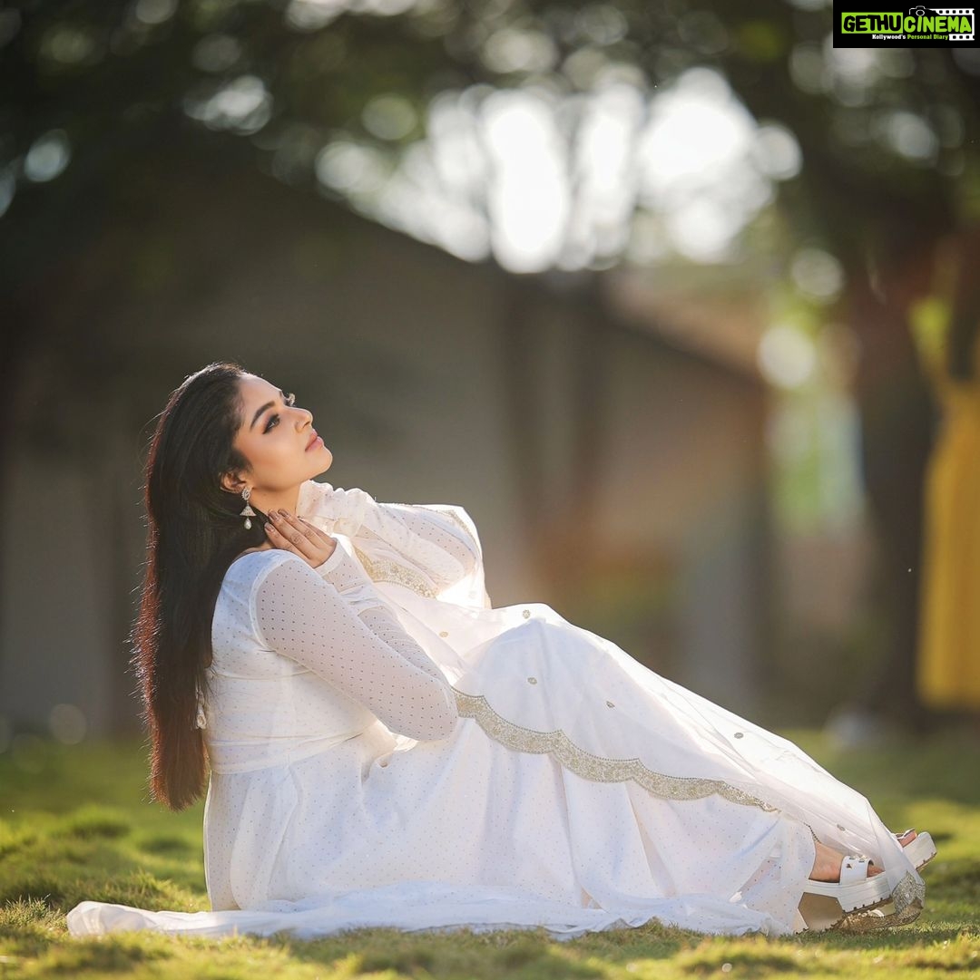 Sanam Shetty Instagram - Happy weekend 💚 . . . Outfit @ival.amali Photography @adam_kae @arvinthiyer MUH @monz_makeover Location @darzaluxuryresorts #whiteweekend #chiffon #anarkali #splashofgreen #vibranthues