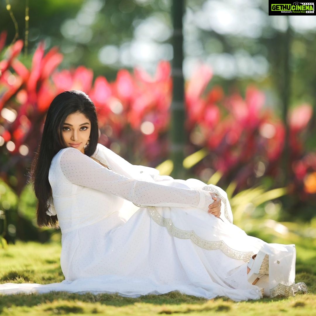 Sanam Shetty Instagram - Happy weekend 💚 . . . Outfit @ival.amali Photography @adam_kae @arvinthiyer MUH @monz_makeover Location @darzaluxuryresorts #whiteweekend #chiffon #anarkali #splashofgreen #vibranthues