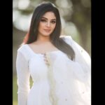 Sanam Shetty Instagram – White Wednesday 🤍
.
.
.
Outfit & Styling @ival.amali 
Photography @adam_kae @arvinthiyer
MUH @monz_makeover 
Venue @darzaluxuryresorts 

#anarkalistyle #simplywhite #happyevening