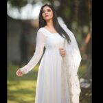 Sanam Shetty Instagram – White Wednesday 🤍
.
.
.
Outfit & Styling @ival.amali 
Photography @adam_kae @arvinthiyer
MUH @monz_makeover 
Venue @darzaluxuryresorts 

#anarkalistyle #simplywhite #happyevening