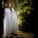 Sanam Shetty Instagram – White Wednesday 🤍
.
.
.
Outfit & Styling @ival.amali 
Photography @adam_kae @arvinthiyer
MUH @monz_makeover 
Venue @darzaluxuryresorts 

#anarkalistyle #simplywhite #happyevening