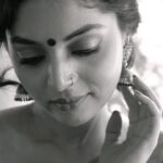 Sanam Shetty Instagram - Never let the romance die ❤️ . . . Saree @kaarigai.sarees Video @the_girl_with_the_cam_ Edit @khiranramesh Styling @ivalinmabia Makeup @diyamakeover_ Hair @allurebeauty_princy #maya 🖤 #romanticsongs #reelitfeelit #reelsinstagram #gvmforever