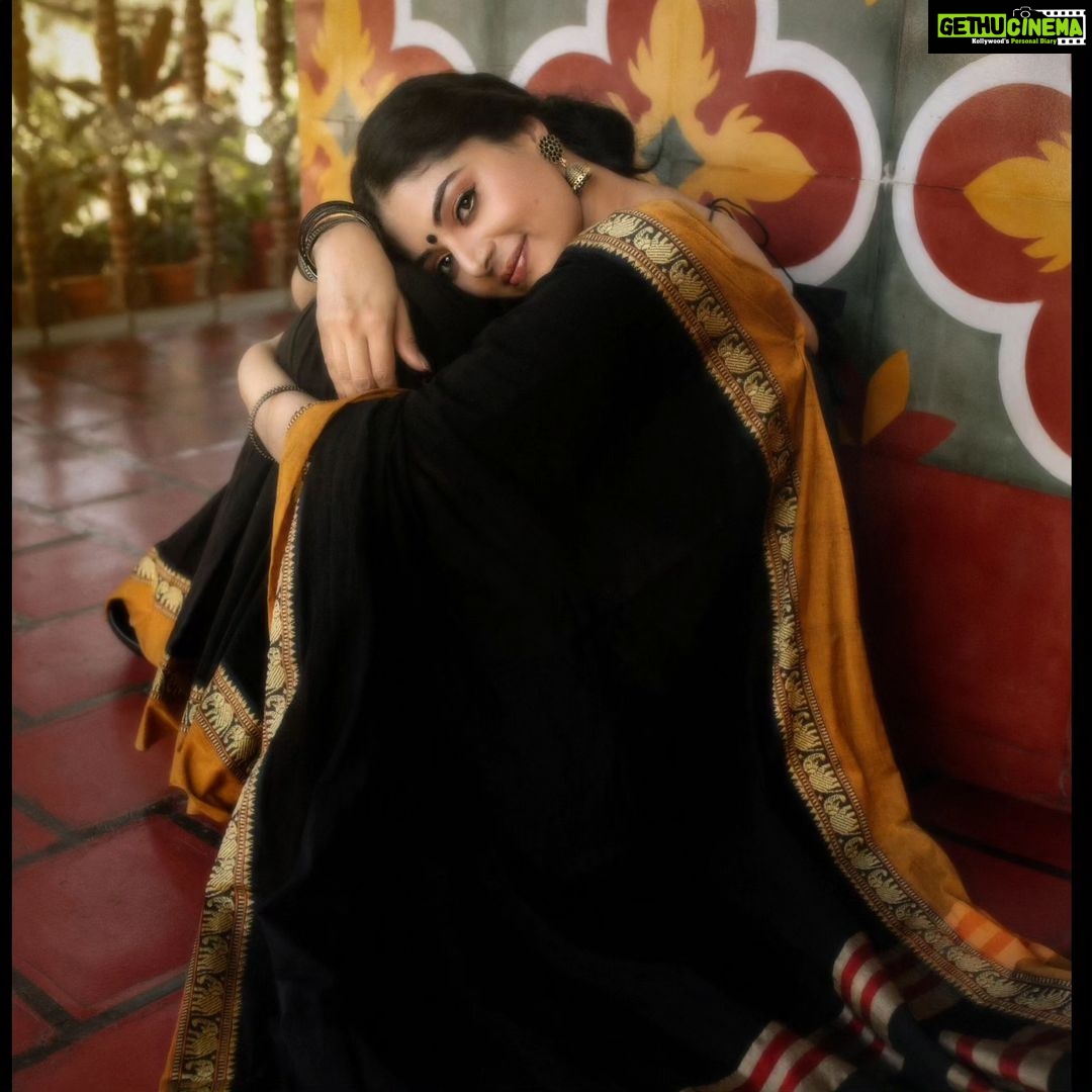 Sanam Shetty Instagram - What's your secret wish? . . . Outfit @kaarigai.sarees Photography @the_girl_with_the_cam_ Styling @ival.amali Makeup @diyamakeover_ Hair @allurebeauty_princy #womenofindia #cottoncraze #kaarigaisarees #mondaymoods #portrait #blacklove #happyevening