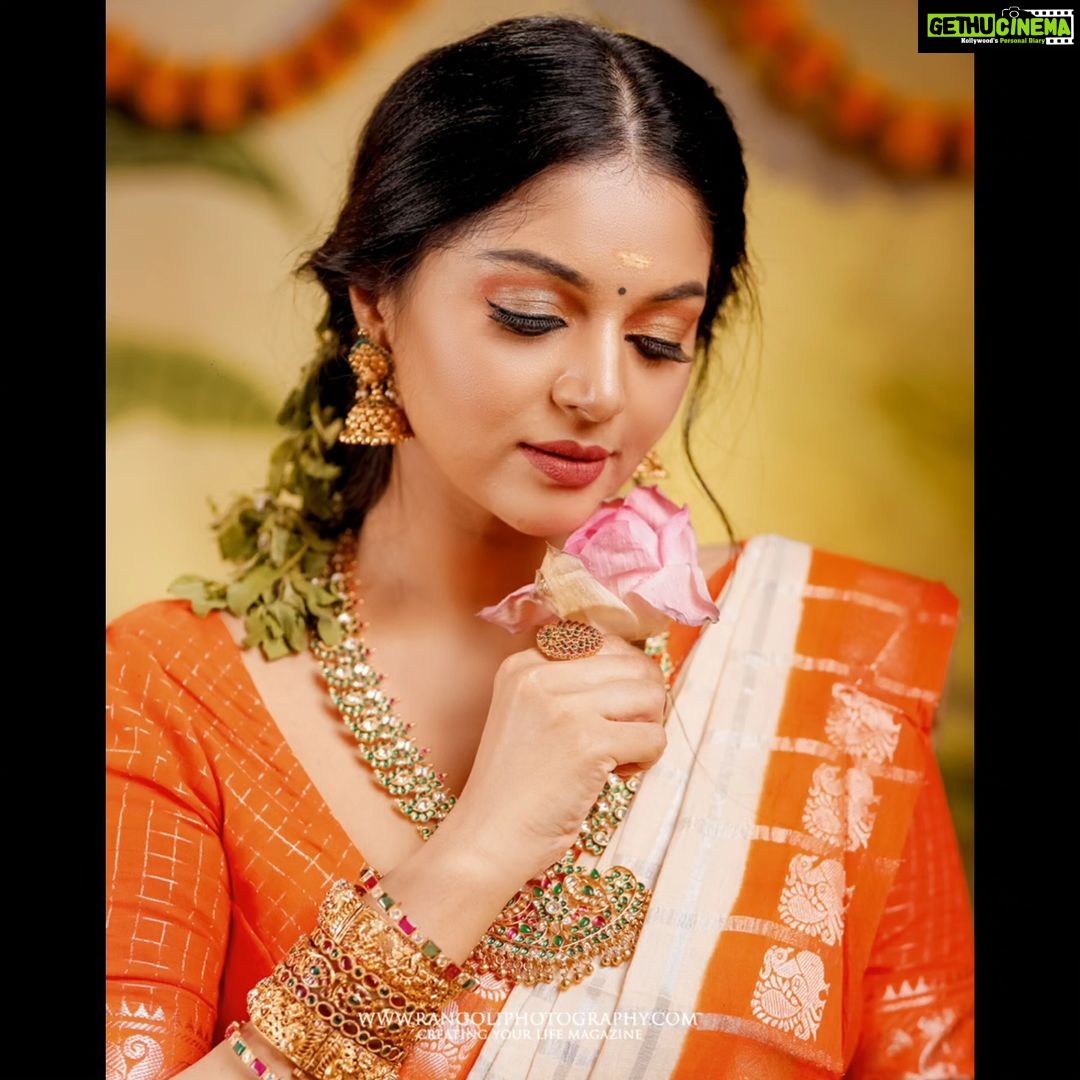Sanam Shetty Instagram - Wishing you all a prosperous Varamahalakshmi Vratam and happy Thriketa Onam celebrations 💐 ✨ ✨ ✨ Outfit @_sindhufashions_ Photography @rangoli_photography MUH @rithuzmakeupartistry Styling @sindhukruthika @sindhuelangovan06 Jewellery @chennai_jazz #festivities #onamlook #cottonsareecollections #orangecreme