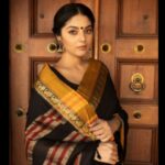 Sanam Shetty Instagram - Feel the feels 🖤 . . . Outfit @kaarigai.sarees Photography @the_girl_with_the_cam_ Styling @ivalinmabia Makeup @diyamakeover_ Hair @allurebeauty_princy #mondaymoods #cottonsaree #indianbeautysecrets #blacklove