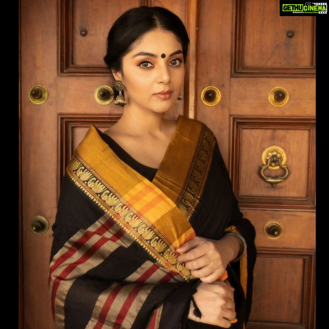 Sanam Shetty Instagram - Feel the feels 🖤 . . . Outfit @kaarigai.sarees Photography @the_girl_with_the_cam_ Styling @ivalinmabia Makeup @diyamakeover_ Hair @allurebeauty_princy #mondaymoods #cottonsaree #indianbeautysecrets #blacklove