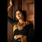 Sanam Shetty Instagram - Embrace your elegance..not to impress but to express🖤 . . . Cotton saree from @ivalinmabia 's latest festive collection @kaarigai.sarees Video by @the_girl_with_the_cam_ Makeup @diyamakeover_ Hair @allurebeauty_princy #festivalwear #bts #comingup #weekendvibes #reels #reelsinstagram