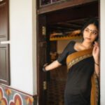 Sanam Shetty Instagram - What's your secret wish? . . . Outfit @kaarigai.sarees Photography @the_girl_with_the_cam_ Styling @ival.amali Makeup @diyamakeover_ Hair @allurebeauty_princy #womenofindia #cottoncraze #kaarigaisarees #mondaymoods #portrait #blacklove #happyevening
