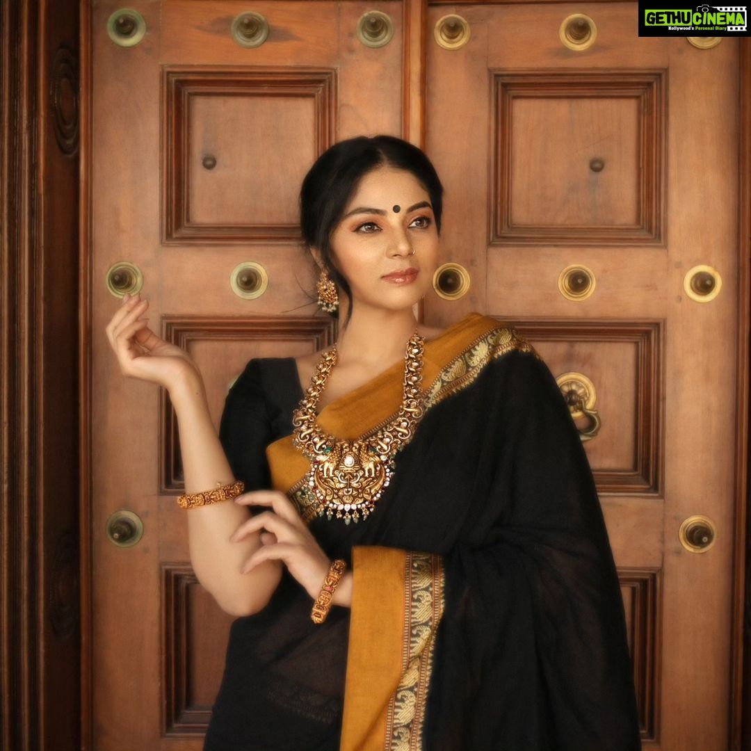 Sanam Shetty Instagram - What's your secret wish? . . . Outfit @kaarigai.sarees Photography @the_girl_with_the_cam_ Styling @ival.amali Makeup @diyamakeover_ Hair @allurebeauty_princy #womenofindia #cottoncraze #kaarigaisarees #mondaymoods #portrait #blacklove #happyevening