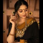 Sanam Shetty Instagram - What's your secret wish? . . . Outfit @kaarigai.sarees Photography @the_girl_with_the_cam_ Styling @ival.amali Makeup @diyamakeover_ Hair @allurebeauty_princy #womenofindia #cottoncraze #kaarigaisarees #mondaymoods #portrait #blacklove #happyevening