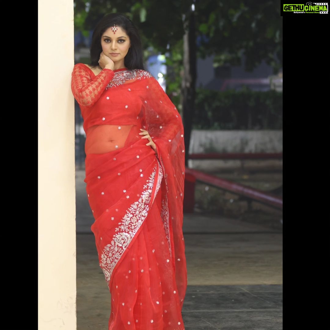 Sanam Shetty Instagram - Welcome the weekend in style π . . . Outfit @_sindhufashions_ Photography @arunprasath_photography MUH @rithuzmakeupartistry Styling @sindhukruthika @sindhuelangovan06 #happyweekend #red #organza