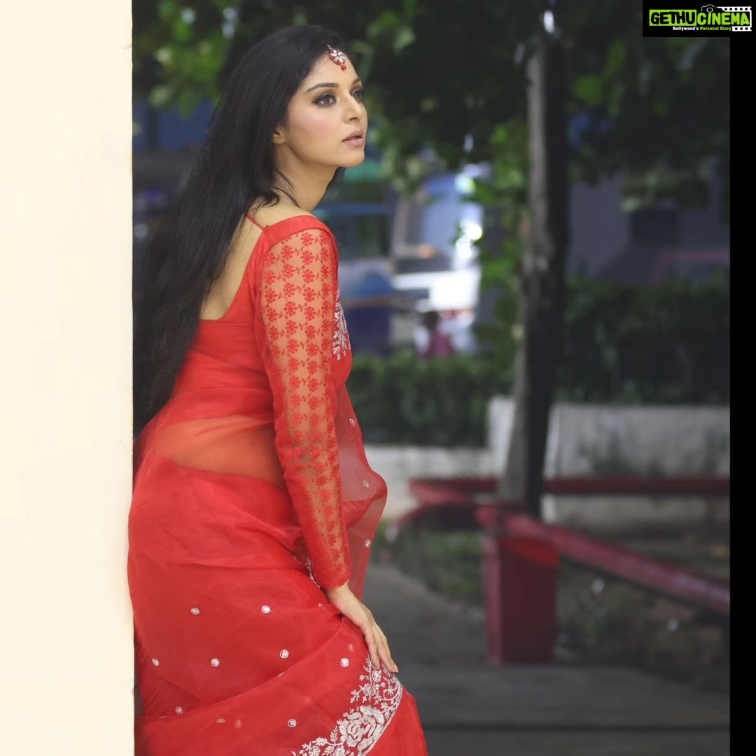 Sanam Shetty Instagram - Welcome the weekend in style π . . . Outfit @_sindhufashions_ Photography @arunprasath_photography MUH @rithuzmakeupartistry Styling @sindhukruthika @sindhuelangovan06 #happyweekend #red #organza