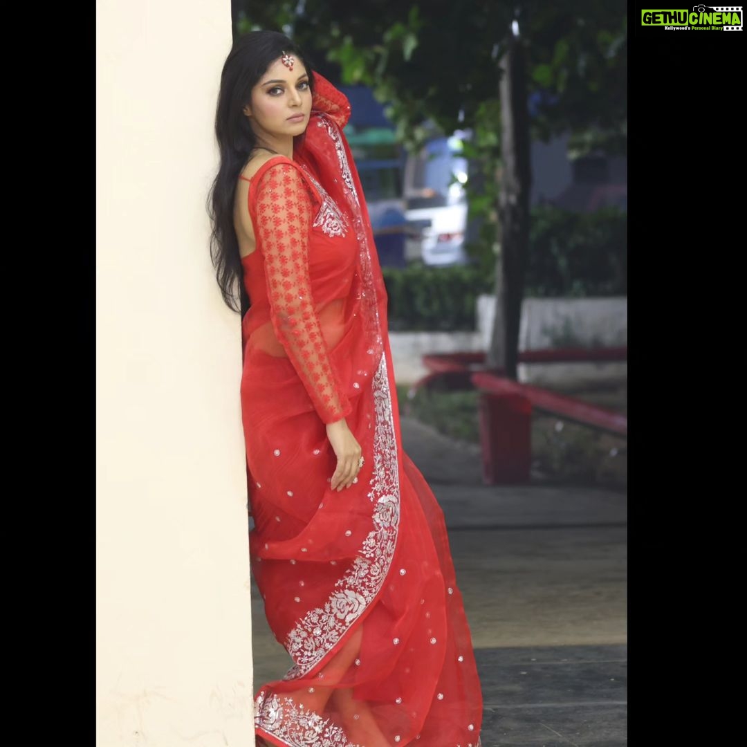 Sanam Shetty Instagram - Welcome the weekend in style π . . . Outfit @_sindhufashions_ Photography @arunprasath_photography MUH @rithuzmakeupartistry Styling @sindhukruthika @sindhuelangovan06 #happyweekend #red #organza