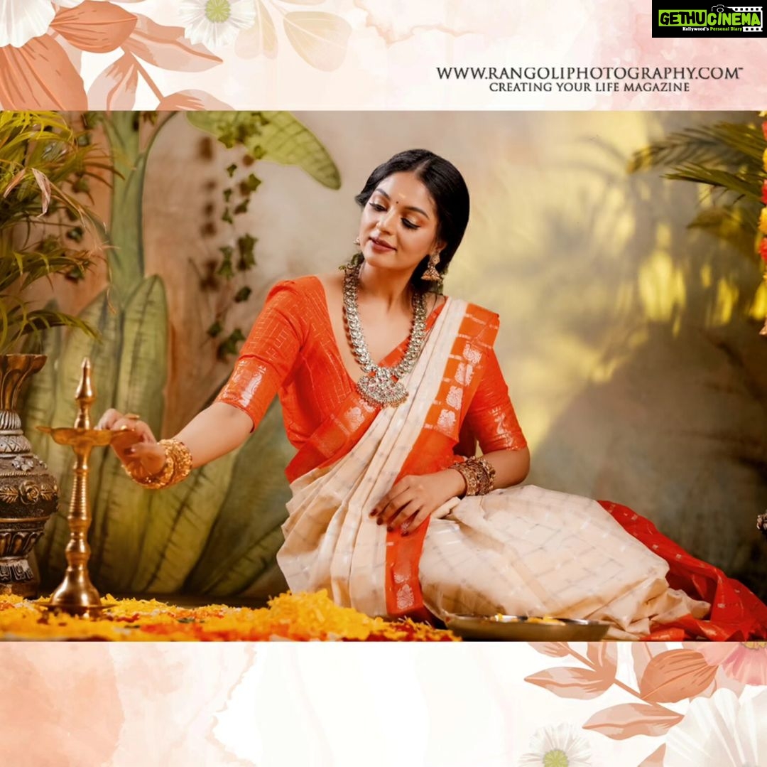 Sanam Shetty Instagram - Wishing you all a prosperous Varamahalakshmi Vratam and happy Thriketa Onam celebrations π β¨ β¨ β¨ Outfit @_sindhufashions_ Photography @rangoli_photography MUH @rithuzmakeupartistry Styling @sindhukruthika @sindhuelangovan06 Jewellery @chennai_jazz #festivities #onamlook #cottonsareecollections #orangecreme