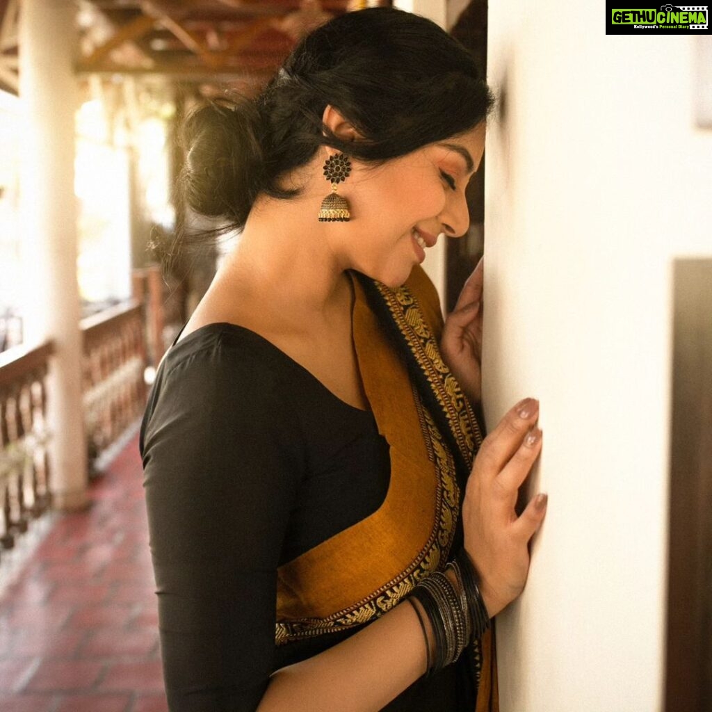 Sanam Shetty Instagram - Feel the feels 🖤 . . . Outfit @kaarigai.sarees Photography @the_girl_with_the_cam_ Styling @ivalinmabia Makeup @diyamakeover_ Hair @allurebeauty_princy #mondaymoods #cottonsaree #indianbeautysecrets #blacklove