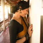 Sanam Shetty Instagram - Feel the feels 🖤 . . . Outfit @kaarigai.sarees Photography @the_girl_with_the_cam_ Styling @ivalinmabia Makeup @diyamakeover_ Hair @allurebeauty_princy #mondaymoods #cottonsaree #indianbeautysecrets #blacklove