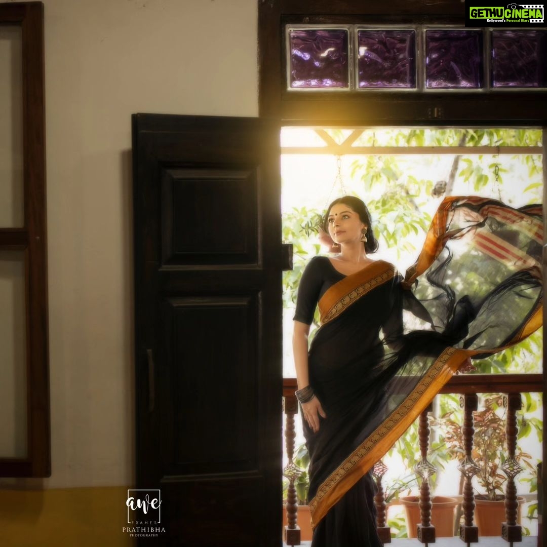 Sanam Shetty Instagram - Feel the feels 🖤 . . . Outfit @kaarigai.sarees Photography @the_girl_with_the_cam_ Styling @ivalinmabia Makeup @diyamakeover_ Hair @allurebeauty_princy #mondaymoods #cottonsaree #indianbeautysecrets #blacklove