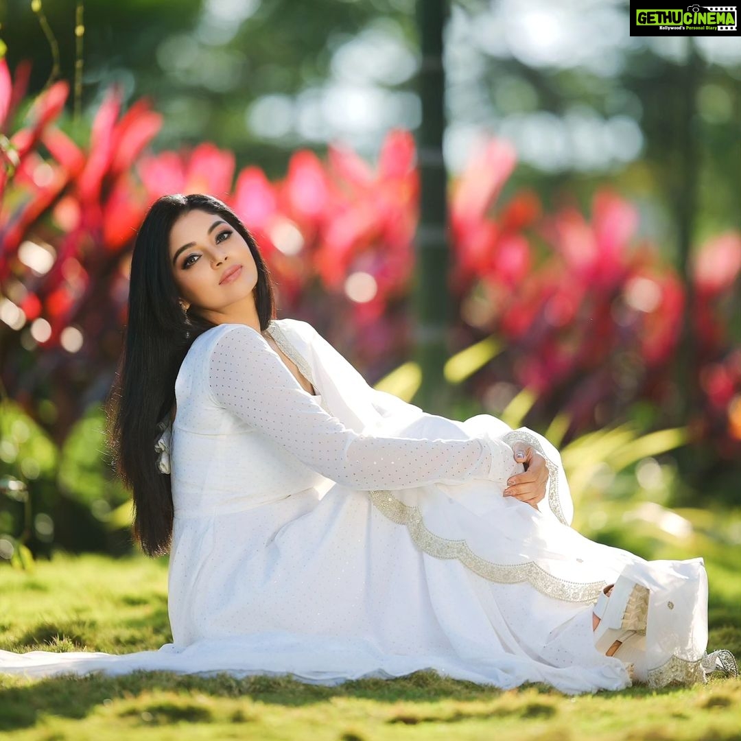 Sanam Shetty Instagram - Happy weekend 💚 . . . Outfit @ival.amali Photography @adam_kae @arvinthiyer MUH @monz_makeover Location @darzaluxuryresorts #whiteweekend #chiffon #anarkali #splashofgreen #vibranthues