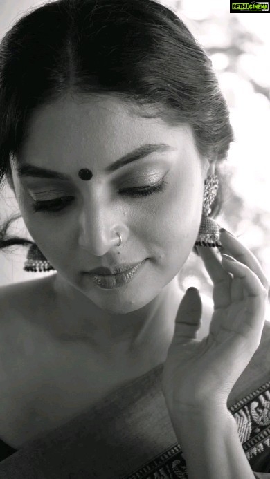 Sanam Shetty Instagram - Never let the romance die ❤️ . . . Saree @kaarigai.sarees Video @the_girl_with_the_cam_ Edit @khiranramesh Styling @ivalinmabia Makeup @diyamakeover_ Hair @allurebeauty_princy #maya 🖤 #romanticsongs #reelitfeelit #reelsinstagram #gvmforever
