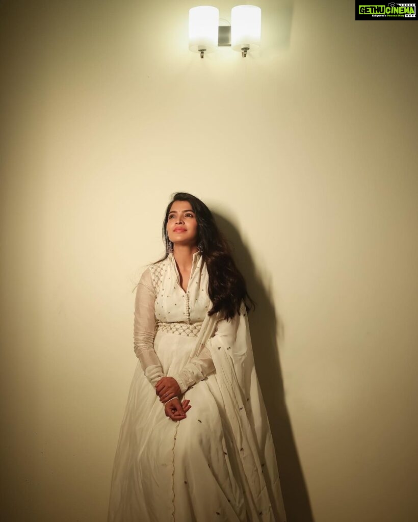 Sanchita Shetty Instagram - Happiness can exist only in Acceptance 🤍 Photography captured by : @aaronprince_photography Beautiful white salwar from : @naziasyedofficial Makeup-hairstyle : @makeup_by_jayanthi #peace #joy #love #salwar #salwarsuits #pure #white #whitesalwarsuit #sanchita #sanchitashetty #spreadlovepositivity ❤️