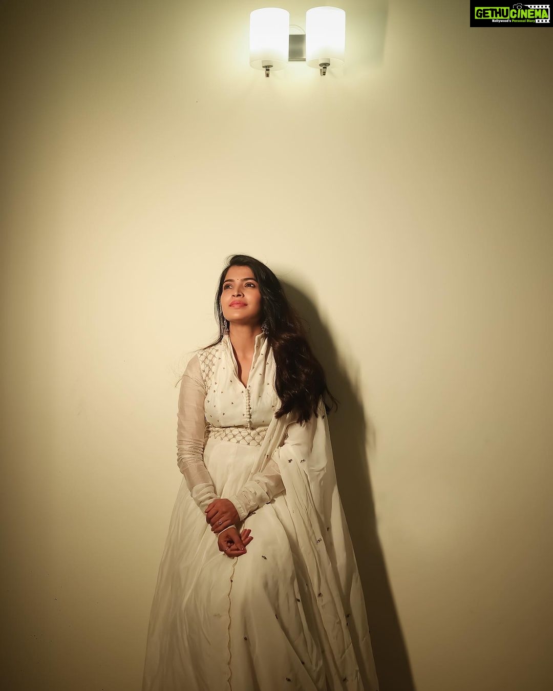 Sanchita Shetty Instagram - Happiness can exist only in Acceptance 🤍 Photography captured by : @aaronprince_photography Beautiful white salwar from : @naziasyedofficial Makeup-hairstyle : @makeup_by_jayanthi #peace #joy #love #salwar #salwarsuits #pure #white #whitesalwarsuit #sanchita #sanchitashetty #spreadlovepositivity ❤️