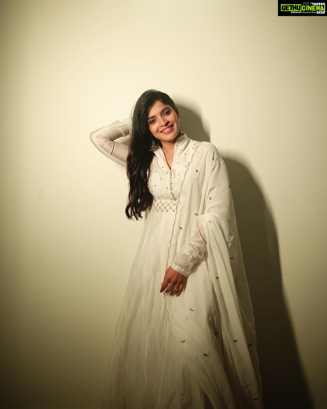 Sanchita Shetty Instagram - Happiness can exist only in Acceptance 🤍 Photography captured by : @aaronprince_photography Beautiful white salwar from : @naziasyedofficial Makeup-hairstyle : @makeup_by_jayanthi #peace #joy #love #salwar #salwarsuits #pure #white #whitesalwarsuit #sanchita #sanchitashetty #spreadlovepositivity ❤️