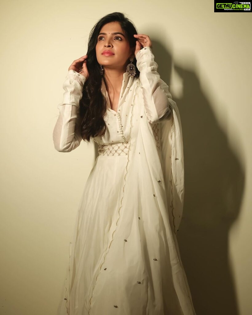 Sanchita Shetty Instagram - Happiness can exist only in Acceptance 🤍 Photography captured by : @aaronprince_photography Beautiful white salwar from : @naziasyedofficial Makeup-hairstyle : @makeup_by_jayanthi #peace #joy #love #salwar #salwarsuits #pure #white #whitesalwarsuit #sanchita #sanchitashetty #spreadlovepositivity ❤️