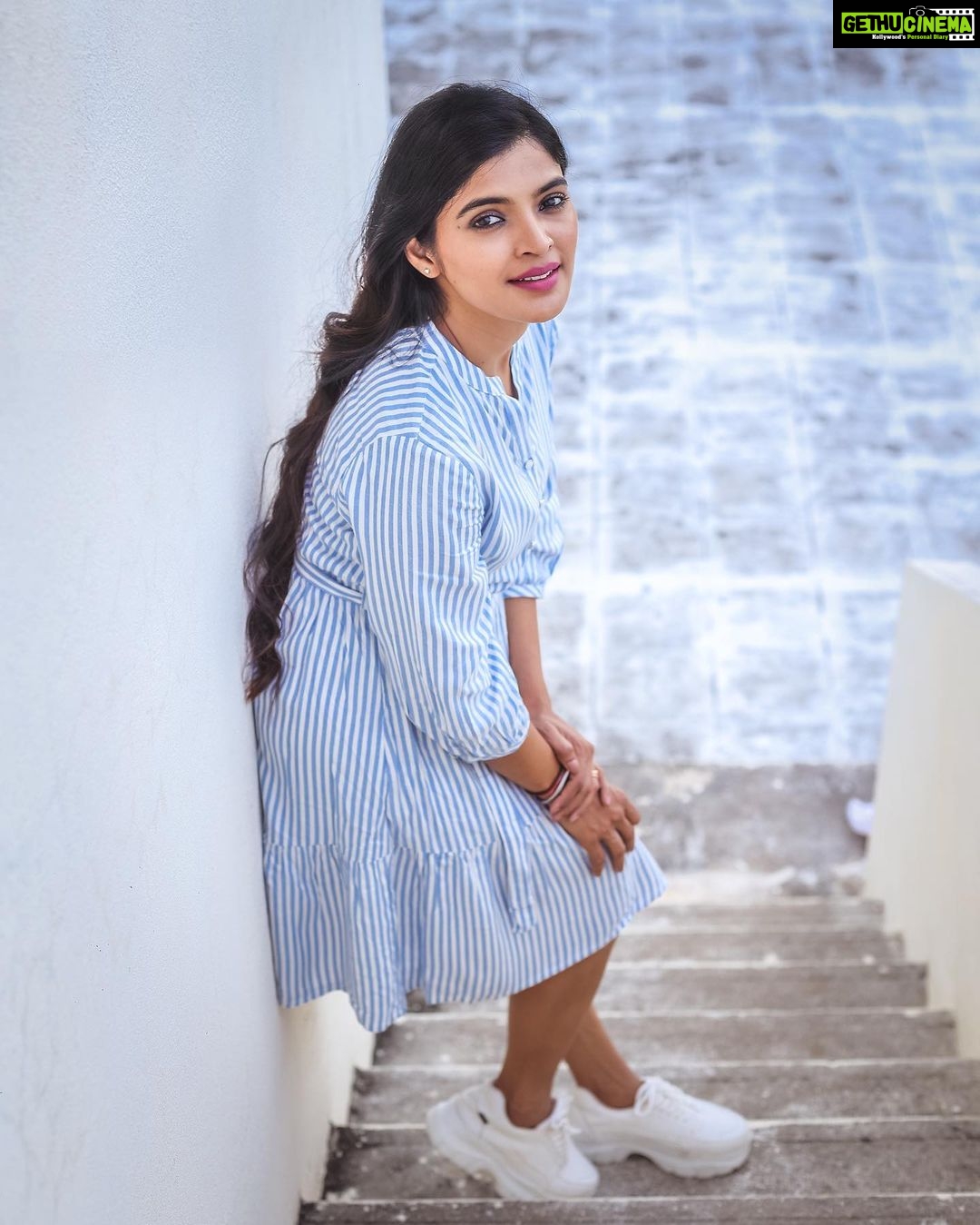 Sanchita Shetty Instagram - 🦋 Photography captured by : @aaronprince_photography Makeup-hairstyle : @makeup_by_jayanthi #peace #joy #love #one #small #step #can #change #your #life #streetstyle #sunset #keepsmiling #sanchita #sanchitashetty #spreadlovepositivity ❤️