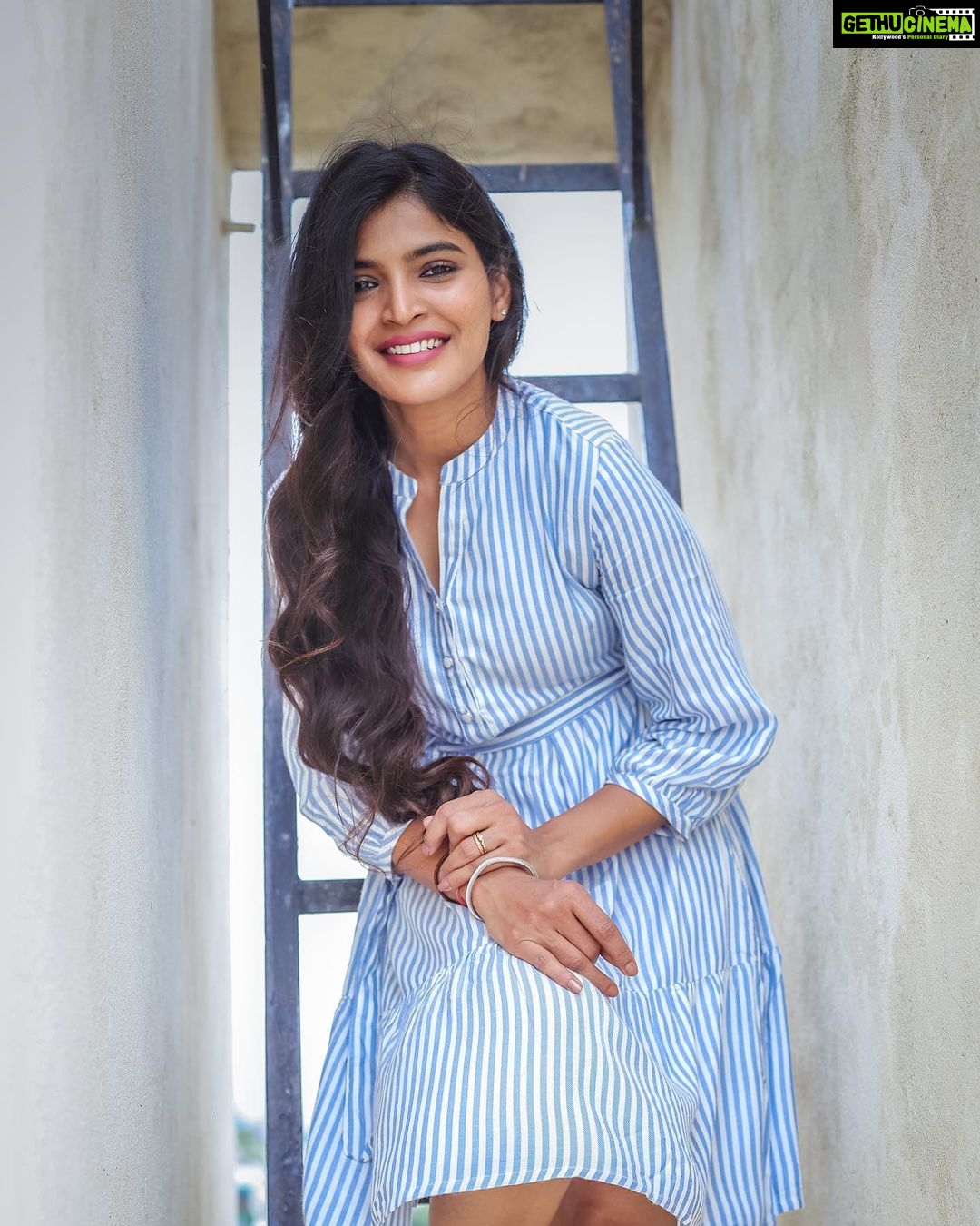 Sanchita Shetty Instagram - 🦋 Photography captured by : @aaronprince_photography Makeup-hairstyle : @makeup_by_jayanthi #peace #joy #love #one #small #step #can #change #your #life #streetstyle #sunset #keepsmiling #sanchita #sanchitashetty #spreadlovepositivity ❤️